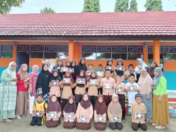 Penerimaan hadiah siswa berprestasi