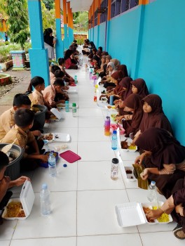 Makan bersama siswa kelas 1 samapi 6